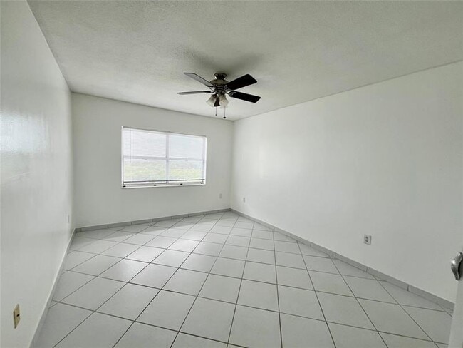 Building Photo - 400 Kings Point Dr