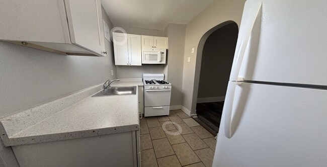 Building Photo - Quaint Two Bedroom Home in Overbrook with NEW Floors and Kitchen!