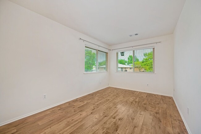 Building Photo - Beautifully Renovated Unit