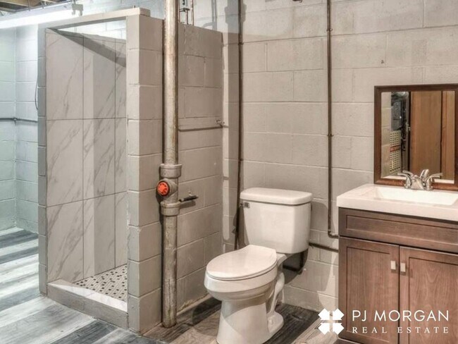 Building Photo - 4 bedroom, 3 Bathroom House