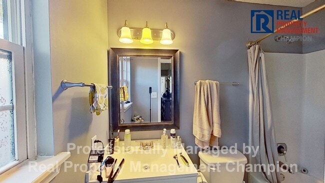 Building Photo - Charming 2BD/2 BA End Unit Townhouse w/Fireplace and Fenced Backyard