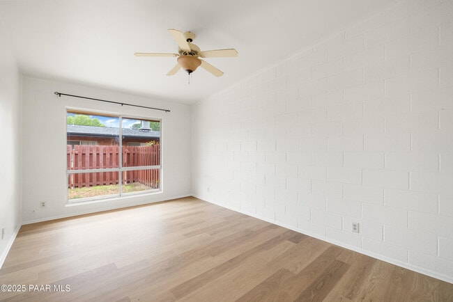 Building Photo - 340 Country Club Cir