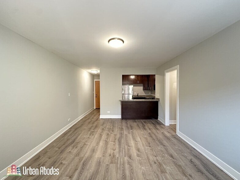 Building Photo - 528 W Surf St