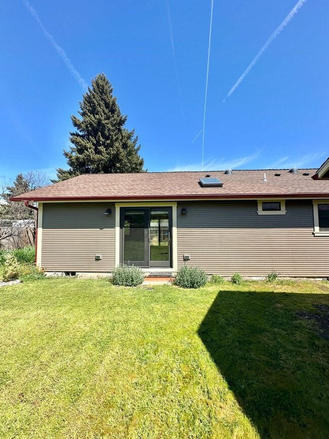 Building Photo - 3 Bedroom 2 Bath House