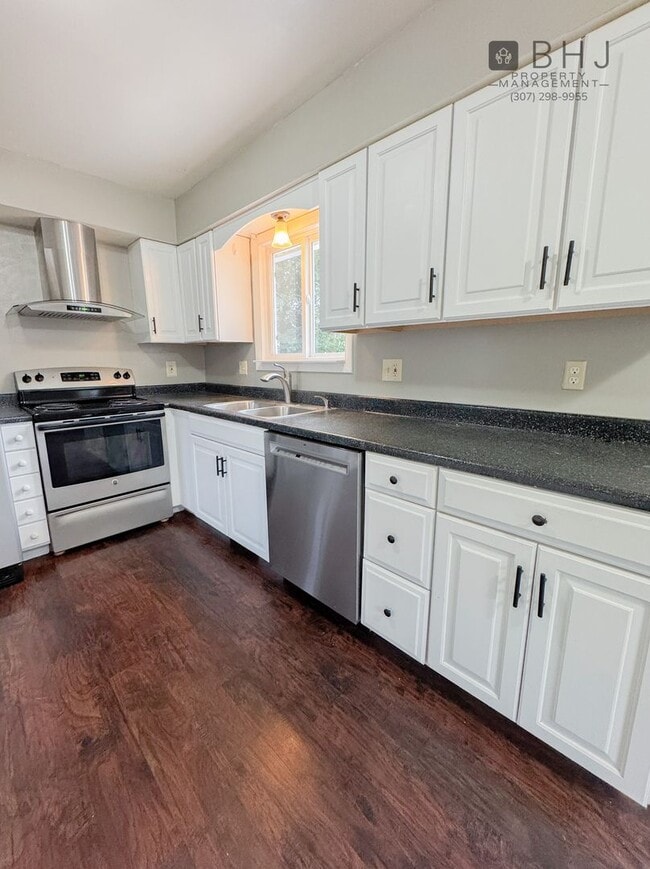 Building Photo - Pet Friendly 2 bed/ 2 bath single family h...