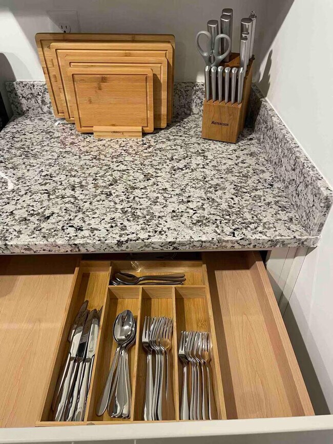 Building Photo - 8251 Windsor Hill Blvd