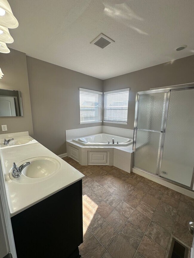 Building Photo - Lakes of Worthington