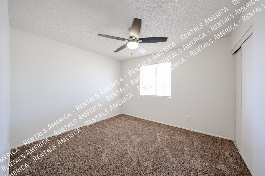 Building Photo - 6913 W Solano Dr N