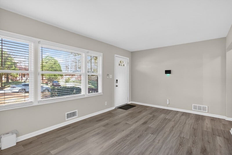 Building Photo - 586 Oakside Dr SW