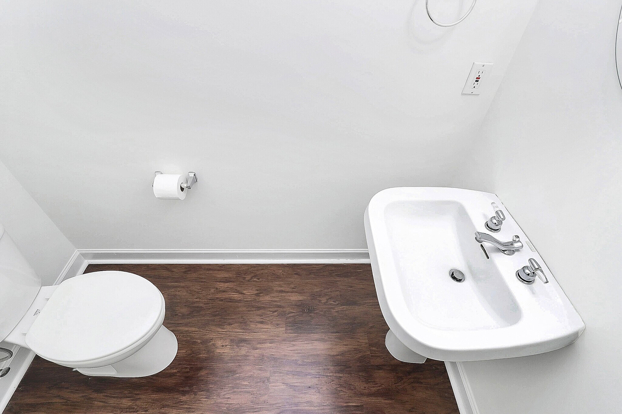 Firs Floor Bathroom - 35 McCurdy St NW