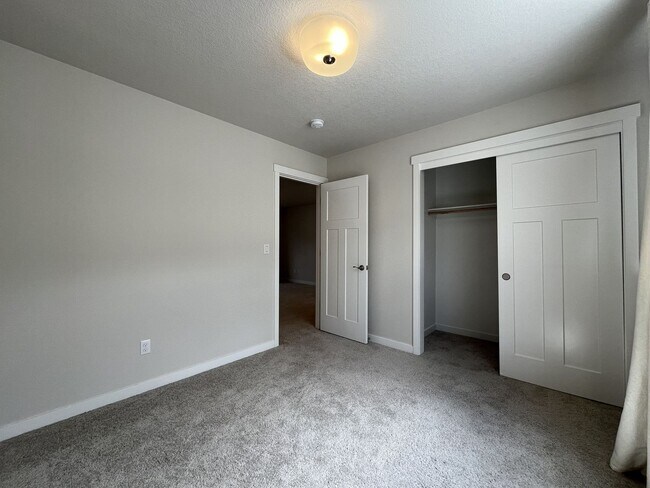 Building Photo - Stunning 2024 Built 5BR Home with Main-Level Suite, EV Charger & Covered Patio Near River Terrace