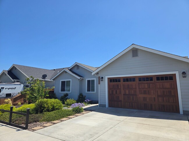 Building Photo - Recently constructed McKinleyville home fe...