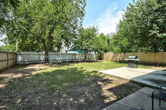 Building Photo - 2433 NW 18th St
