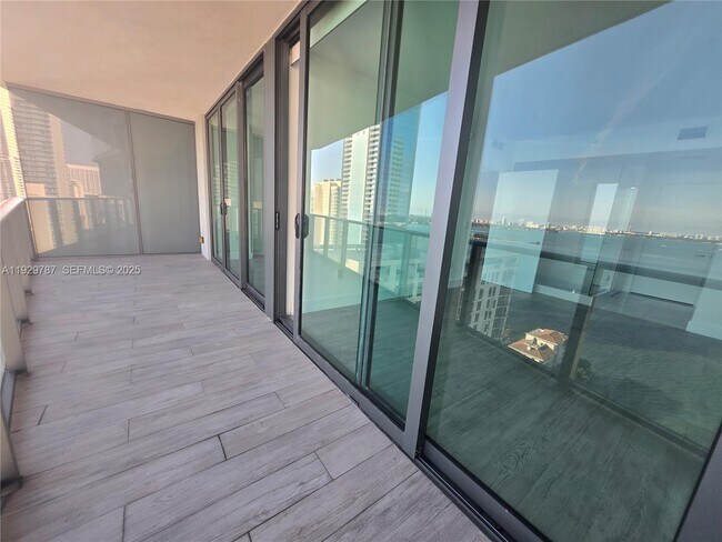 Building Photo - 460 NE 28th St