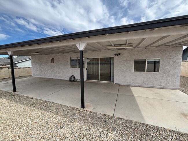 Building Photo - Beautiful 3Bed/2Bath Home located in South...