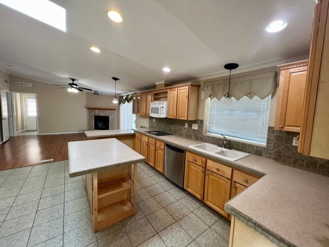 Building Photo - **APPLICATION RECEIVED** Live Large in This Beautiful Adkins Retreat!