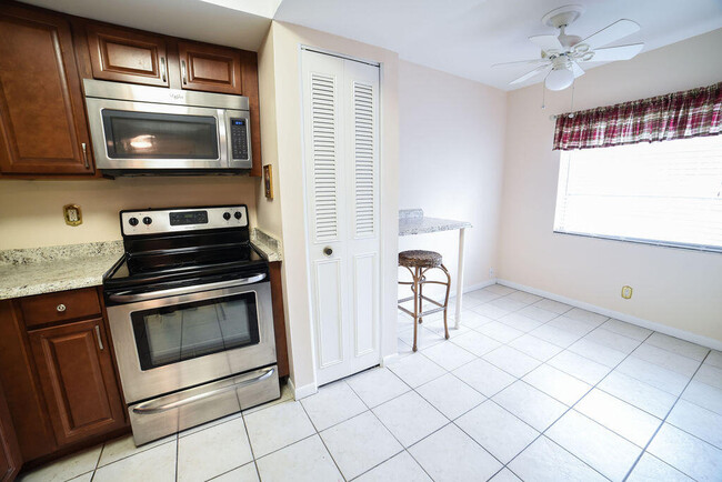 Building Photo - 6625 S Oriole Blvd