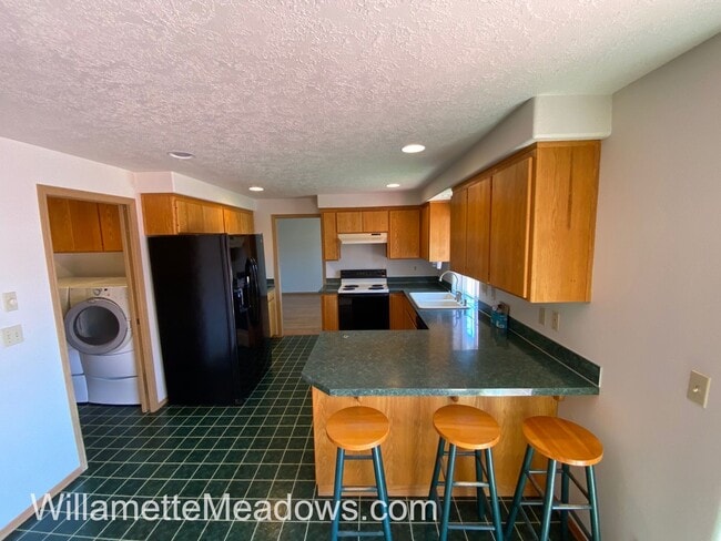 Building Photo - Beautiful 3 Bedrooms, 2 Bathrooms, In Aums...