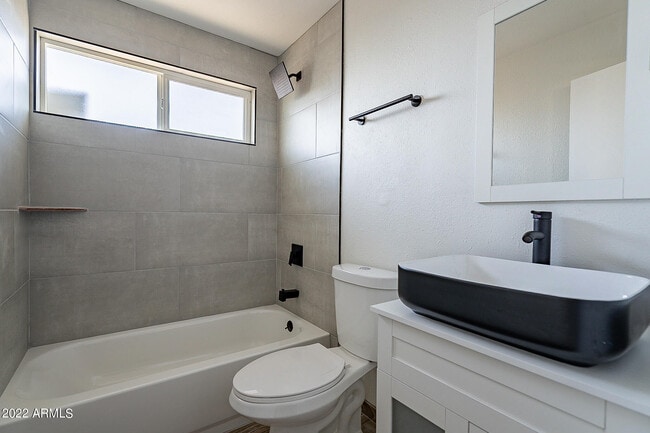 Building Photo - 37 E El Parque Dr