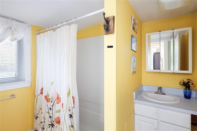 Building Photo - Winter Rental, Spacious Coastal Retreat Ju...
