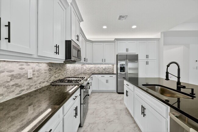 Building Photo - 12347 SW Compass Pt Dr