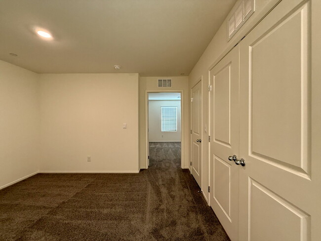 Building Photo - 3 BED 2.5 BATH 2 CAR GARAGE TOWNHOUSE W/ LOFT FOR RENT!!!