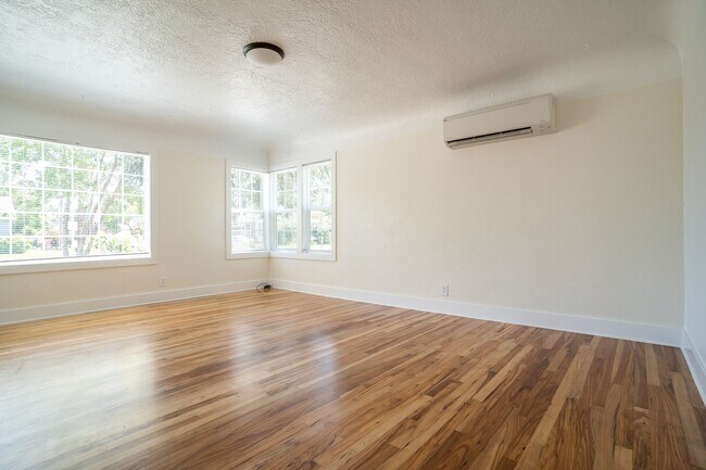 Building Photo - 3-Bedroom 2 Bath Classic Cape Cod House  (...
