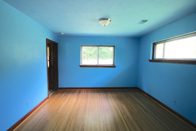 Building Photo - Cozy 3 Bed 1 Bath - Available Now! $350 Of...