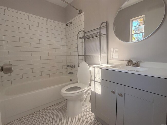 Building Photo - 122 Primrose Dr