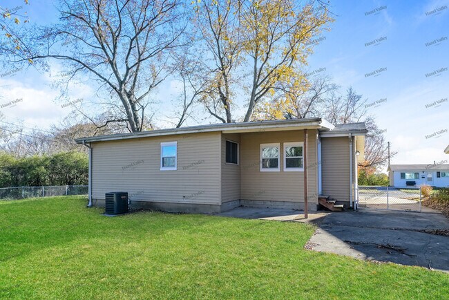 Building Photo - 1305 Acredale Dr