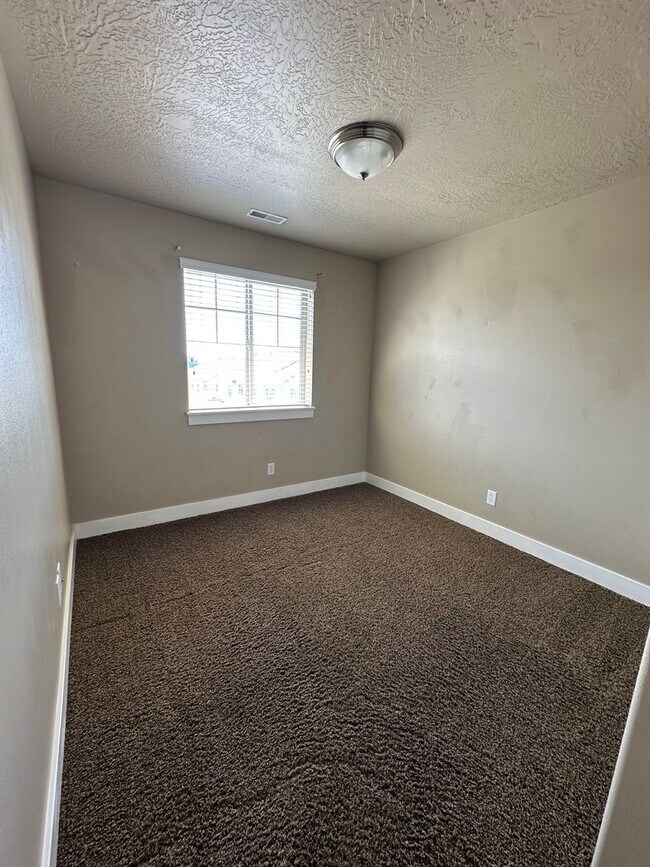 Building Photo - Dog friendly 3 Bedroom 2.5 Bath town home in Provo.
