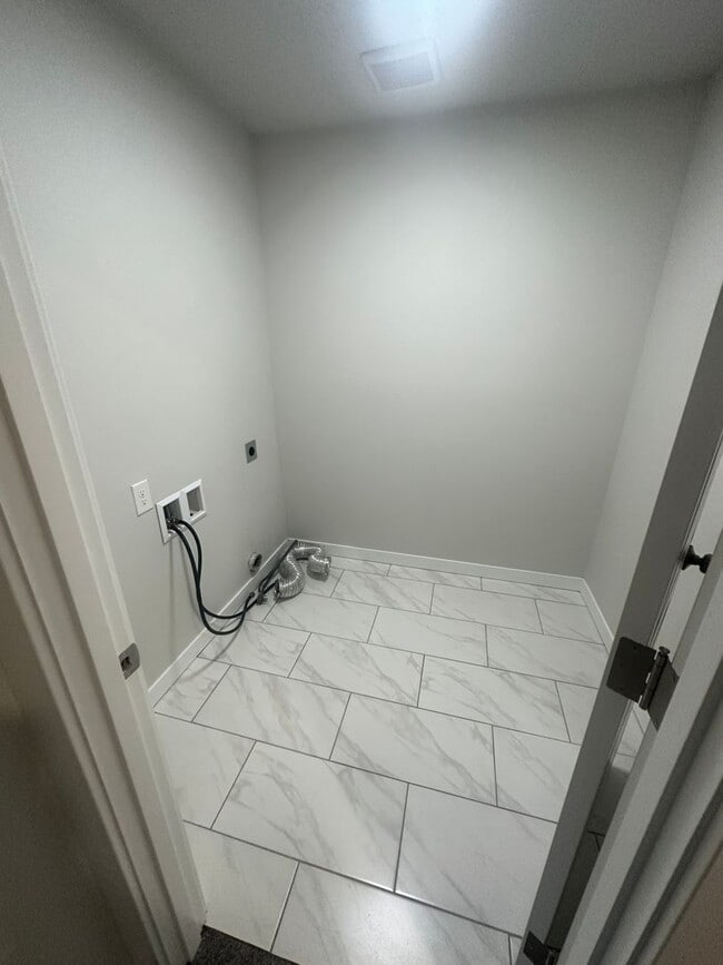 Building Photo - Newer low maintenance duplex in highly desired Camas area w/ great schools!