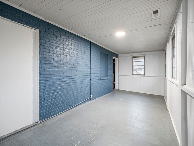 Building Photo - 524 Riverland Rd SE