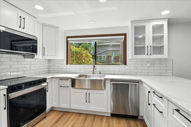 Building Photo - 3bd/2.25ba Edmonds House