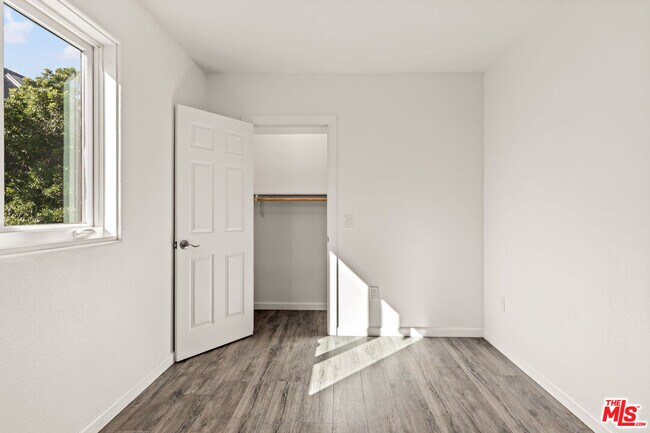 Building Photo - 929 W 23rd St