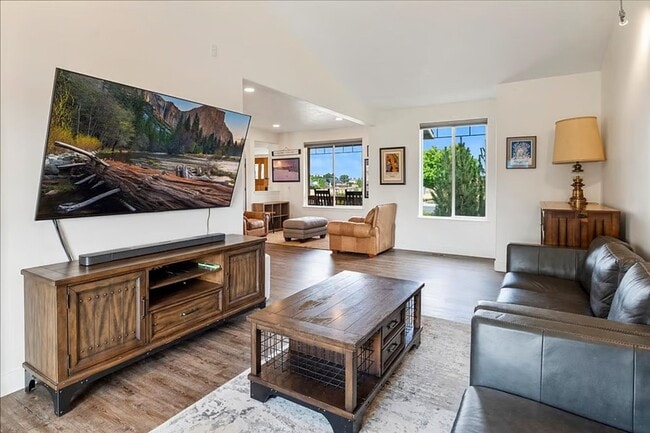 Building Photo - 1622 NW Rimrock Dr