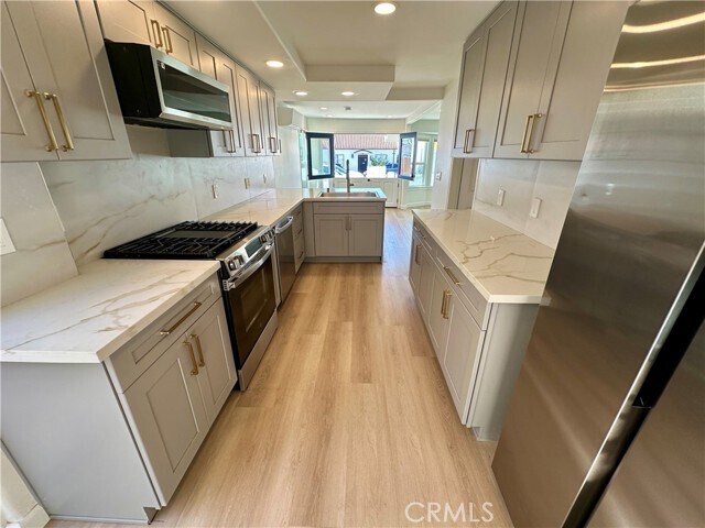 Building Photo - 934 Manhattan Ave