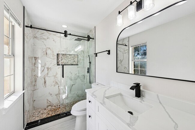 Building Photo - Newly Remodeled Duplex Great Location!