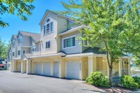 Building Photo - Perfect Location Renton Townhouse