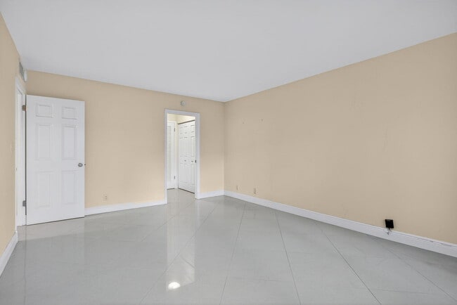 Building Photo - 405 N Ocean Blvd