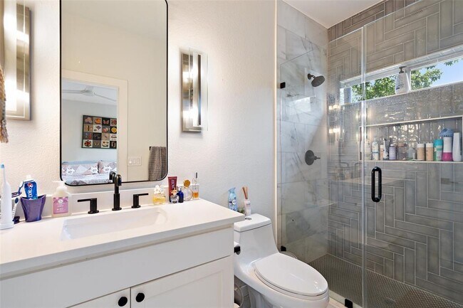 Building Photo - 3413 Blumie St