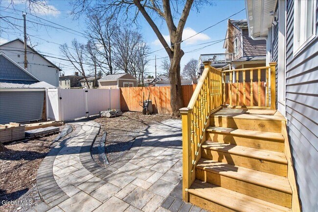 Building Photo - 106 Van Dam St