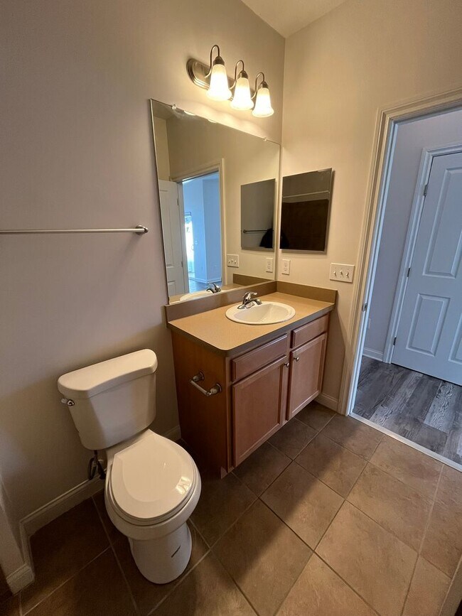 Building Photo - 2 Bedroom, 2 Bathroom Condo in The Woods a...