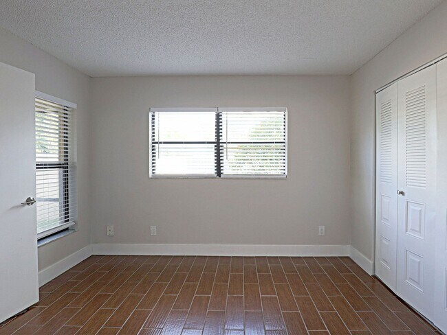 Building Photo - $250 OFF FIRST MONTH RENT!! Affordable & Newly Remodeled 1-Bedroom in the Heart of Fort Myers!