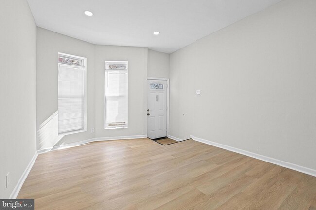 Building Photo - 4 Bedrooms 3 Bathrooms