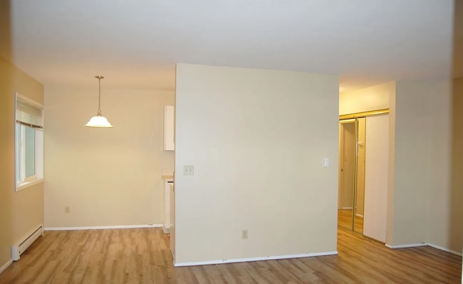 Building Photo - 424 Summit Ave E