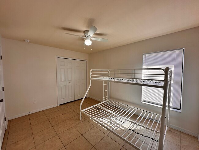 Building Photo - 1043 SE 11th Terrace