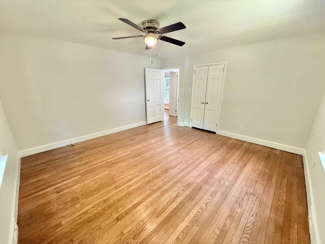 Building Photo - Beautiful 3 Bed 2 Bath Home Located Right ...