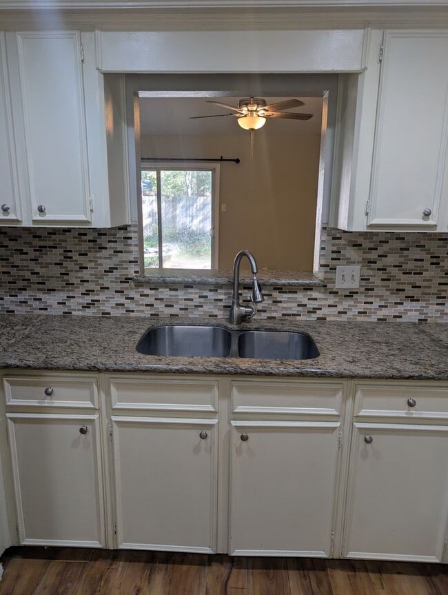 Building Photo - 3BR SFR w/ Garage & In-Unit Laundry in The Woodlands