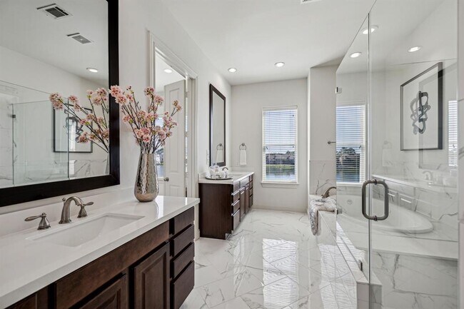 Building Photo - 2122 Lakeshore Edge Dr